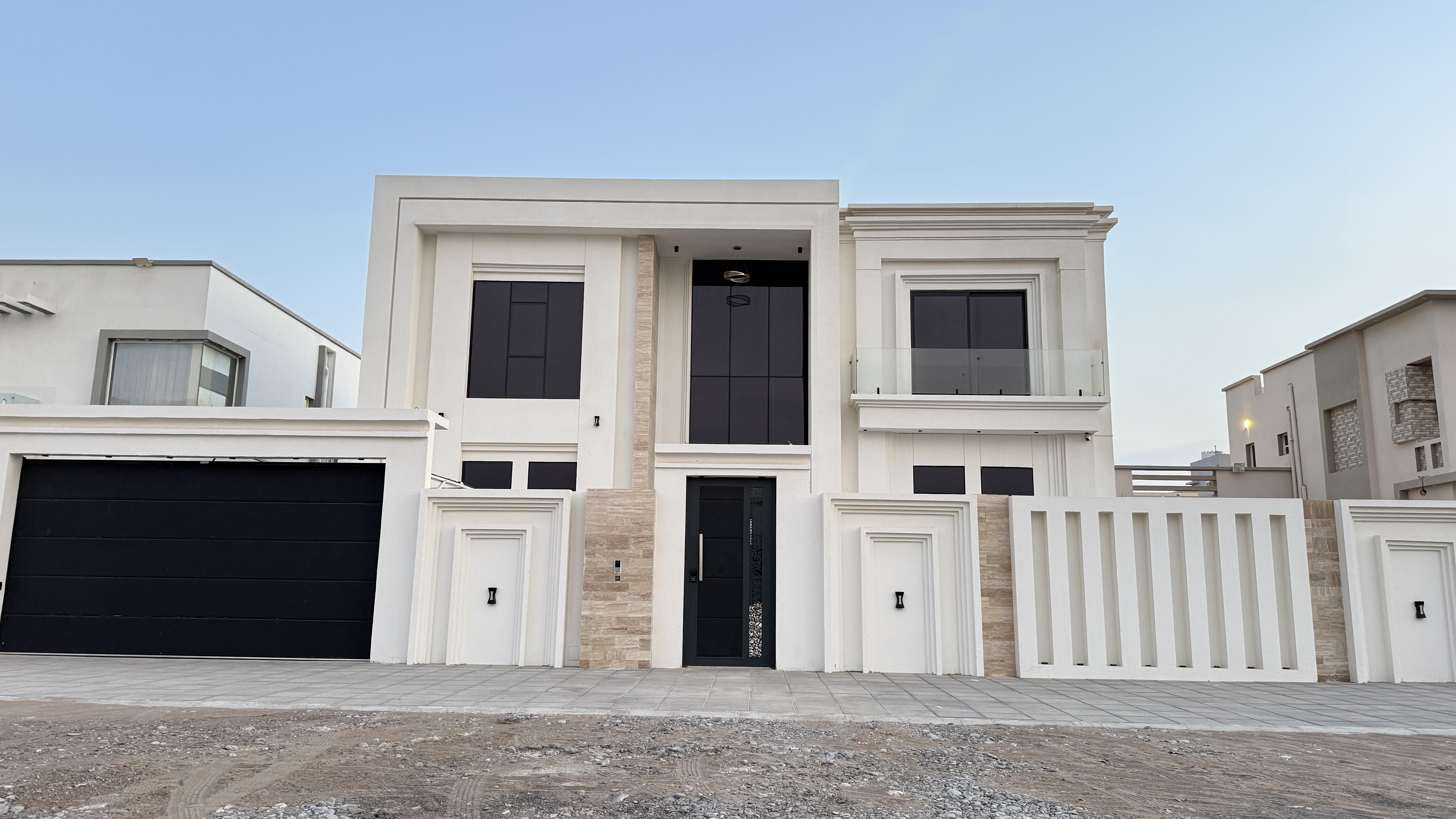 واجهة منزل بالترافرتين البيج على البحر في بركاء